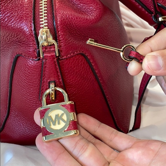 MK Dark red med. tote and clutch 🔐 - Picture 5 of 7